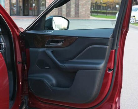 Красный Ягуар Ф-Пейс, объемом двигателя 2 л и пробегом 214 тыс. км за 22500 $, фото 39 на Automoto.ua