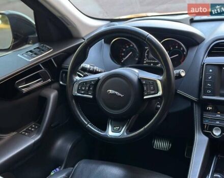 Красный Ягуар Ф-Пейс, объемом двигателя 3 л и пробегом 90 тыс. км за 19999 $, фото 22 на Automoto.ua