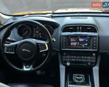Красный Ягуар Ф-Пейс, объемом двигателя 3 л и пробегом 90 тыс. км за 19999 $, фото 21 на Automoto.ua
