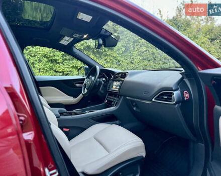 Красный Ягуар Ф-Пейс, объемом двигателя 3 л и пробегом 65 тыс. км за 20000 $, фото 23 на Automoto.ua