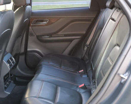 Красный Ягуар Ф-Пейс, объемом двигателя 2 л и пробегом 214 тыс. км за 22500 $, фото 31 на Automoto.ua