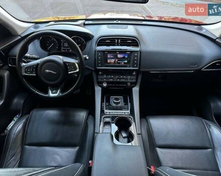 Красный Ягуар Ф-Пейс, объемом двигателя 3 л и пробегом 90 тыс. км за 19999 $, фото 20 на Automoto.ua