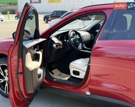 Красный Ягуар Ф-Пейс, объемом двигателя 3 л и пробегом 115 тыс. км за 21500 $, фото 15 на Automoto.ua