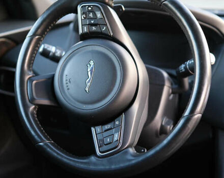 Красный Ягуар Ф-Пейс, объемом двигателя 2 л и пробегом 214 тыс. км за 22500 $, фото 45 на Automoto.ua