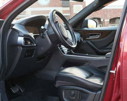 Красный Ягуар Ф-Пейс, объемом двигателя 2 л и пробегом 214 тыс. км за 22500 $, фото 36 на Automoto.ua