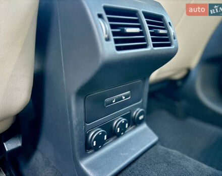 Красный Ягуар Ф-Пейс, объемом двигателя 3 л и пробегом 65 тыс. км за 20000 $, фото 25 на Automoto.ua