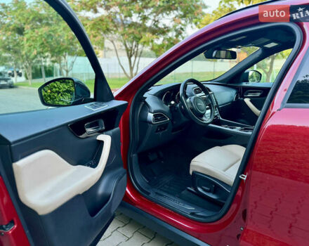 Красный Ягуар Ф-Пейс, объемом двигателя 3 л и пробегом 65 тыс. км за 20000 $, фото 35 на Automoto.ua