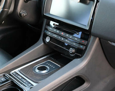 Красный Ягуар Ф-Пейс, объемом двигателя 2 л и пробегом 214 тыс. км за 22500 $, фото 42 на Automoto.ua