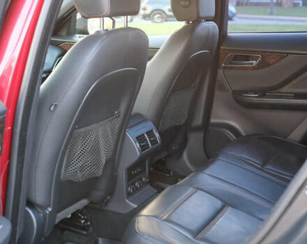 Красный Ягуар Ф-Пейс, объемом двигателя 2 л и пробегом 214 тыс. км за 22500 $, фото 30 на Automoto.ua