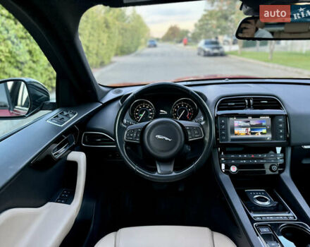 Красный Ягуар Ф-Пейс, объемом двигателя 3 л и пробегом 65 тыс. км за 20000 $, фото 28 на Automoto.ua