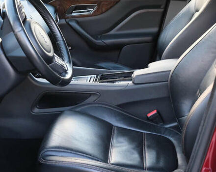 Красный Ягуар Ф-Пейс, объемом двигателя 2 л и пробегом 214 тыс. км за 22500 $, фото 37 на Automoto.ua