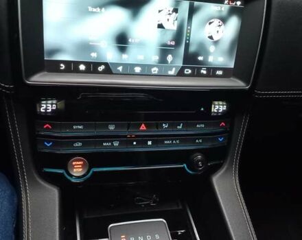 Красный Ягуар Ф-Пейс, объемом двигателя 3 л и пробегом 104 тыс. км за 26500 $, фото 10 на Automoto.ua