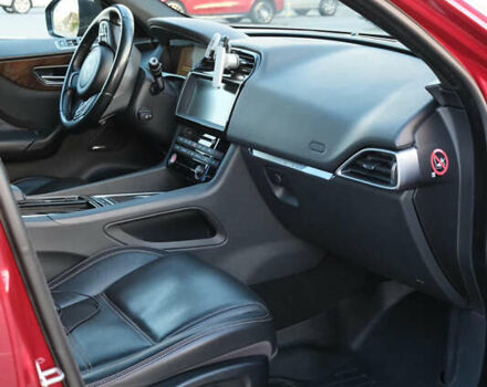 Красный Ягуар Ф-Пейс, объемом двигателя 2 л и пробегом 214 тыс. км за 22500 $, фото 40 на Automoto.ua