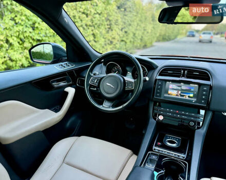 Красный Ягуар Ф-Пейс, объемом двигателя 3 л и пробегом 65 тыс. км за 20000 $, фото 30 на Automoto.ua