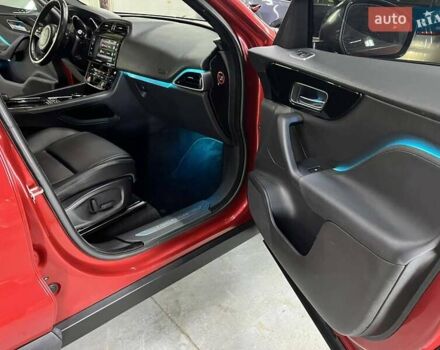 Красный Ягуар Ф-Пейс, объемом двигателя 2 л и пробегом 144 тыс. км за 19500 $, фото 5 на Automoto.ua