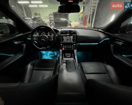 Красный Ягуар Ф-Пейс, объемом двигателя 2 л и пробегом 144 тыс. км за 19500 $, фото 4 на Automoto.ua