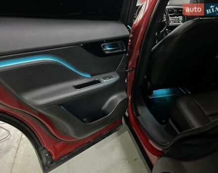 Красный Ягуар Ф-Пейс, объемом двигателя 2 л и пробегом 144 тыс. км за 19500 $, фото 6 на Automoto.ua
