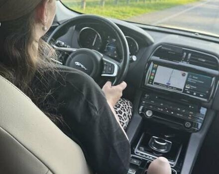 Красный Ягуар Ф-Пейс, объемом двигателя 3 л и пробегом 86 тыс. км за 24000 $, фото 6 на Automoto.ua