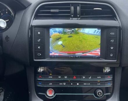 Красный Ягуар Ф-Пейс, объемом двигателя 2 л и пробегом 170 тыс. км за 20150 $, фото 6 на Automoto.ua