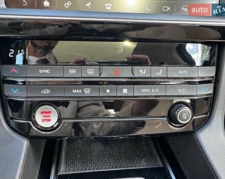 Красный Ягуар Ф-Пейс, объемом двигателя 2 л и пробегом 37 тыс. км за 23440 $, фото 21 на Automoto.ua