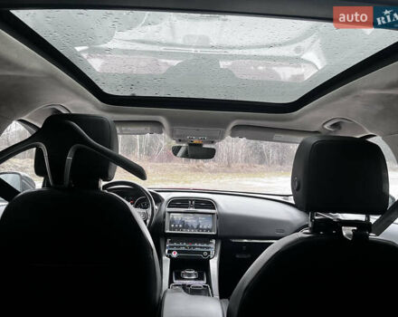 Красный Ягуар Ф-Пейс, объемом двигателя 2 л и пробегом 37 тыс. км за 30300 $, фото 5 на Automoto.ua