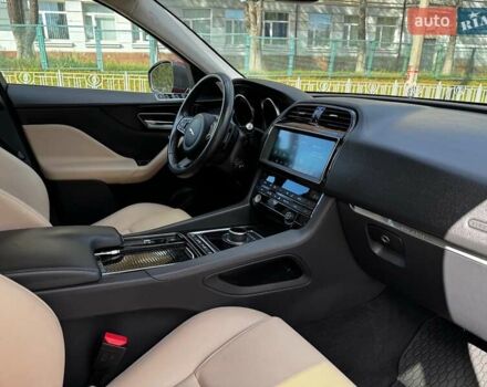 Красный Ягуар Ф-Пейс, объемом двигателя 2 л и пробегом 37 тыс. км за 23440 $, фото 35 на Automoto.ua