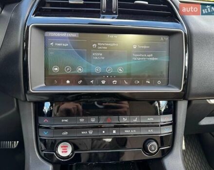 Красный Ягуар Ф-Пейс, объемом двигателя 2 л и пробегом 37 тыс. км за 23440 $, фото 19 на Automoto.ua