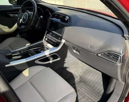 Красный Ягуар Ф-Пейс, объемом двигателя 2 л и пробегом 70 тыс. км за 24500 $, фото 27 на Automoto.ua