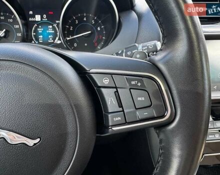 Красный Ягуар Ф-Пейс, объемом двигателя 2 л и пробегом 37 тыс. км за 23440 $, фото 18 на Automoto.ua