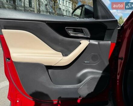 Красный Ягуар Ф-Пейс, объемом двигателя 2 л и пробегом 37 тыс. км за 23440 $, фото 11 на Automoto.ua