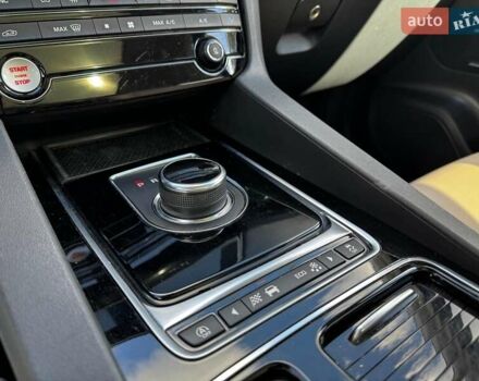 Красный Ягуар Ф-Пейс, объемом двигателя 2 л и пробегом 37 тыс. км за 23440 $, фото 23 на Automoto.ua