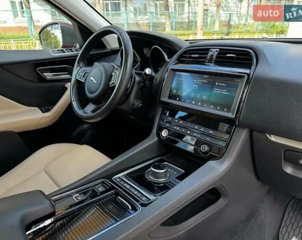 Красный Ягуар Ф-Пейс, объемом двигателя 2 л и пробегом 37 тыс. км за 23440 $, фото 37 на Automoto.ua