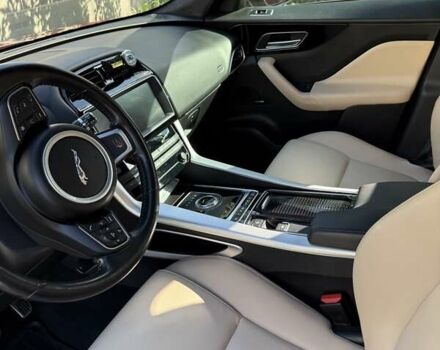 Красный Ягуар Ф-Пейс, объемом двигателя 2 л и пробегом 70 тыс. км за 24500 $, фото 13 на Automoto.ua