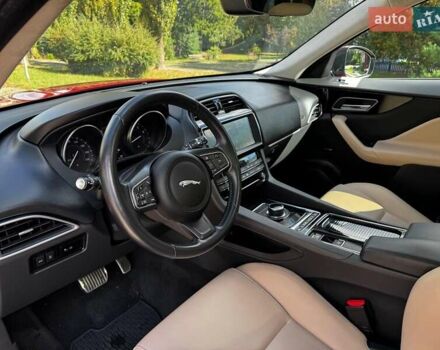 Красный Ягуар Ф-Пейс, объемом двигателя 2 л и пробегом 37 тыс. км за 23440 $, фото 13 на Automoto.ua