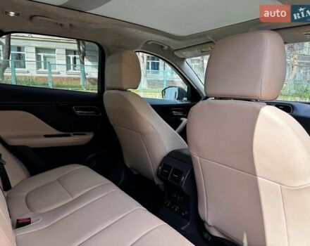 Красный Ягуар Ф-Пейс, объемом двигателя 2 л и пробегом 37 тыс. км за 23440 $, фото 33 на Automoto.ua