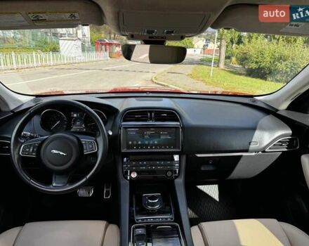 Красный Ягуар Ф-Пейс, объемом двигателя 2 л и пробегом 37 тыс. км за 23440 $, фото 29 на Automoto.ua