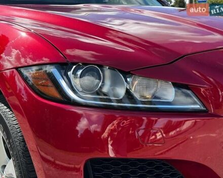 Красный Ягуар Ф-Пейс, объемом двигателя 2 л и пробегом 37 тыс. км за 23440 $, фото 3 на Automoto.ua