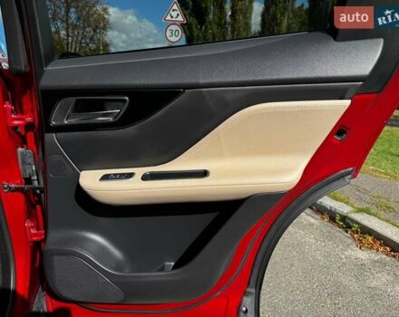 Красный Ягуар Ф-Пейс, объемом двигателя 2 л и пробегом 37 тыс. км за 23440 $, фото 32 на Automoto.ua