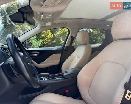 Красный Ягуар Ф-Пейс, объемом двигателя 2 л и пробегом 37 тыс. км за 23440 $, фото 14 на Automoto.ua