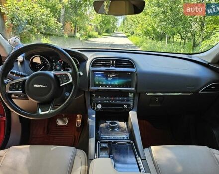 Красный Ягуар Ф-Пейс, объемом двигателя 2 л и пробегом 135 тыс. км за 29300 $, фото 16 на Automoto.ua