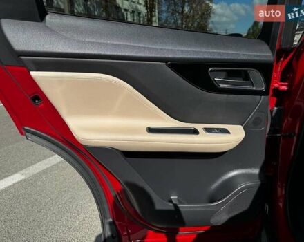 Красный Ягуар Ф-Пейс, объемом двигателя 2 л и пробегом 37 тыс. км за 23440 $, фото 26 на Automoto.ua