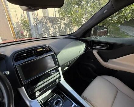 Красный Ягуар Ф-Пейс, объемом двигателя 2 л и пробегом 70 тыс. км за 24500 $, фото 14 на Automoto.ua