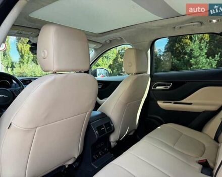 Красный Ягуар Ф-Пейс, объемом двигателя 2 л и пробегом 37 тыс. км за 23440 $, фото 27 на Automoto.ua