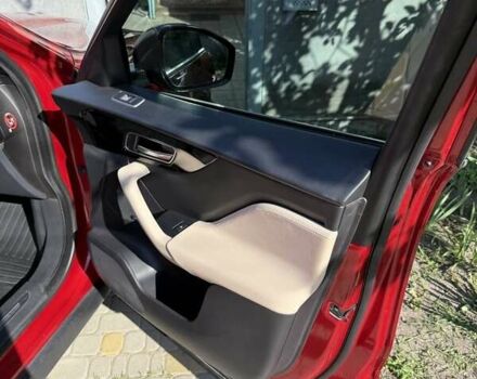 Красный Ягуар Ф-Пейс, объемом двигателя 2 л и пробегом 70 тыс. км за 24500 $, фото 24 на Automoto.ua