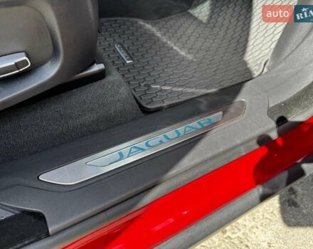 Красный Ягуар Ф-Пейс, объемом двигателя 2 л и пробегом 37 тыс. км за 23440 $, фото 36 на Automoto.ua