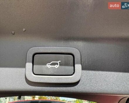 Красный Ягуар Ф-Пейс, объемом двигателя 2 л и пробегом 37 тыс. км за 23440 $, фото 30 на Automoto.ua