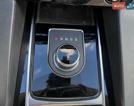 Красный Ягуар Ф-Пейс, объемом двигателя 2 л и пробегом 37 тыс. км за 23440 $, фото 22 на Automoto.ua