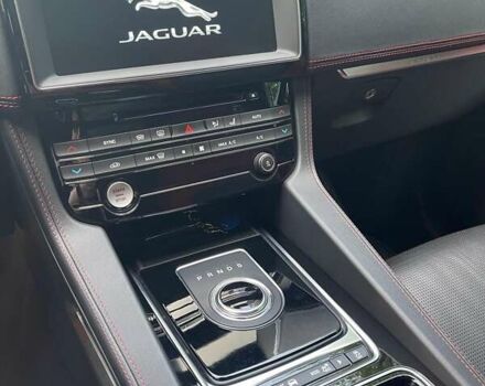 Красный Ягуар Ф-Пейс, объемом двигателя 3 л и пробегом 42 тыс. км за 30999 $, фото 13 на Automoto.ua