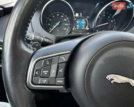 Красный Ягуар Ф-Пейс, объемом двигателя 2 л и пробегом 37 тыс. км за 23440 $, фото 17 на Automoto.ua