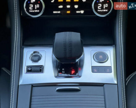 Красный Ягуар Ф-Пейс, объемом двигателя 2 л и пробегом 30 тыс. км за 44000 $, фото 43 на Automoto.ua